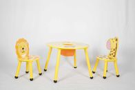 Tabelle und die Stühle der hölzerne tierische die themenorientierte Kinder mit versteckter Tasche