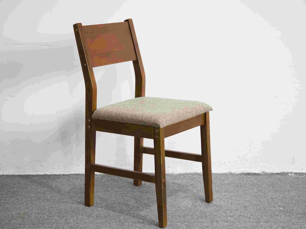 Walnuss-fester hölzerner speisender Stuhl mit dem Kissen, das sich zurück neigt